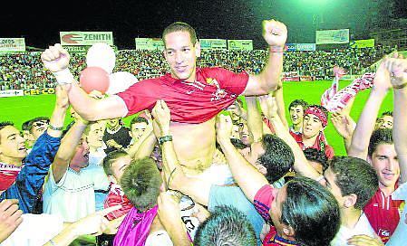 Acciari celebra la salvación, tras el 3-0 al Real Jaen (Temporada 2001/02)